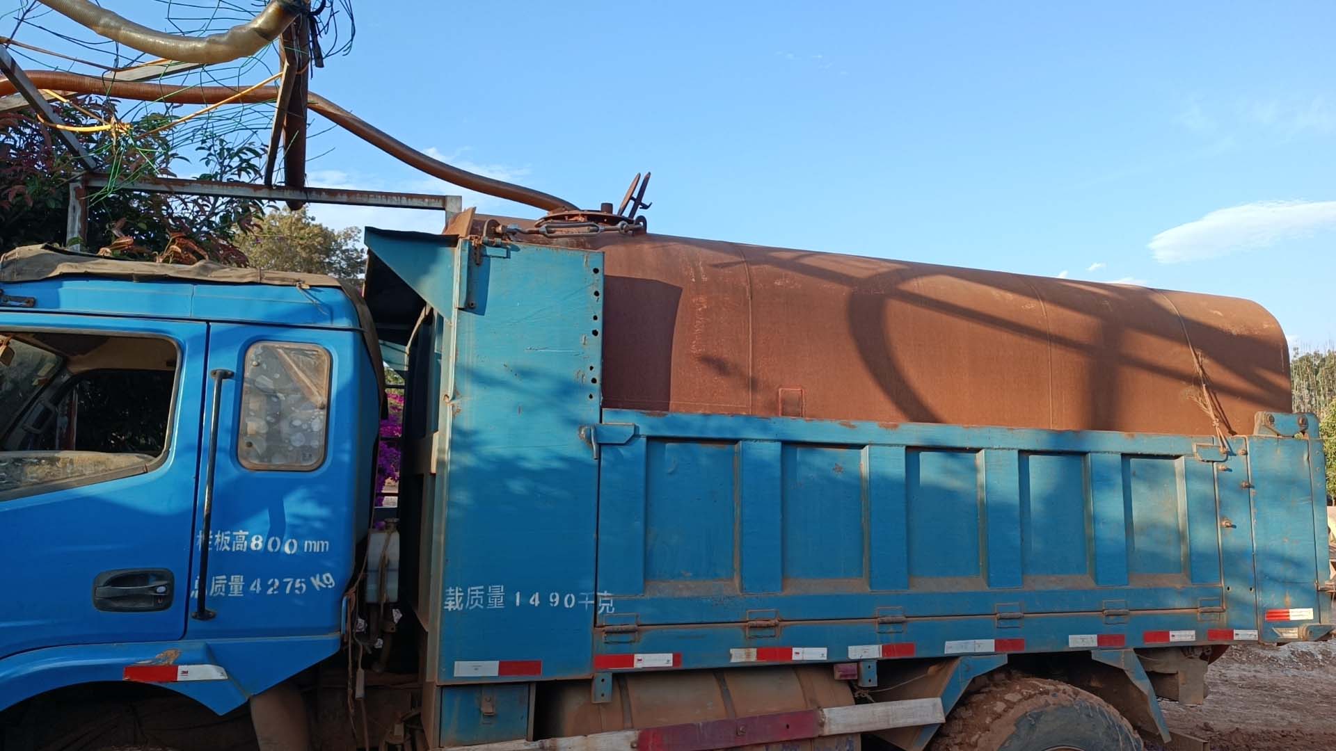 極亞智能自助加水機在山泉售賣場景的應用，藍色運水車加水作業