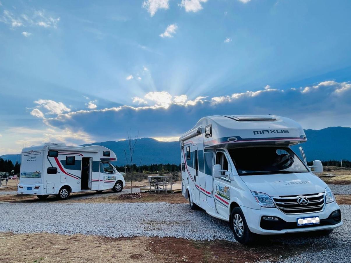 房車營地場景，兩輛房車停放在營地準(zhǔn)備使用水電樁供電