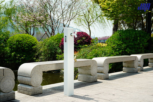 極亞智能龍睛系列戶外立柱水龍頭實拍，庭院花園場景用水設備